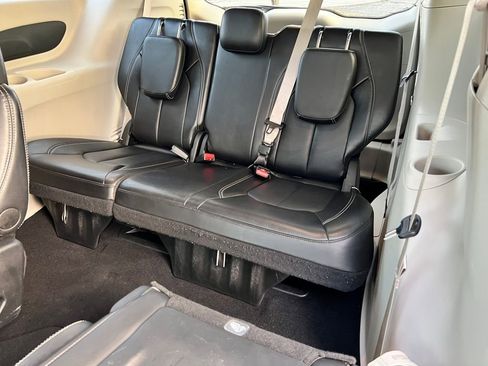 Used 2024 Chrysler Pacifica Touring-L image 12