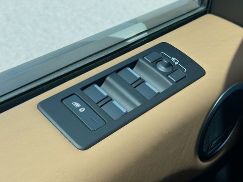 New 2026 Land Rover Discovery Limited Edition AWD/4WD image 24