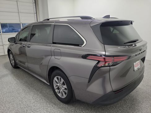 Used 2022 Toyota Sienna LE FWD image 5