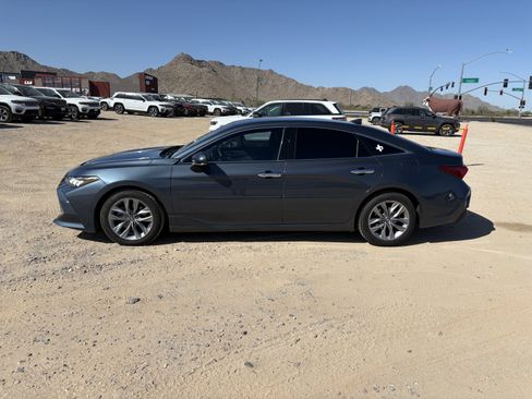 Used 2019 Toyota Avalon XLE w/ Carpet Mat Package FWD image 2