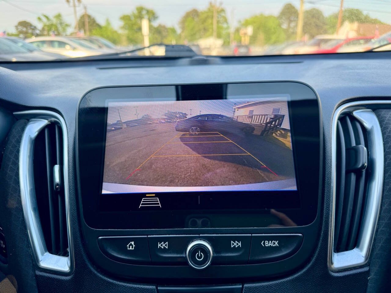 Used 2019 Chevrolet Malibu LT FWD image 18