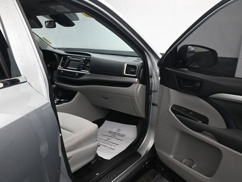 Used 2019 Toyota Highlander LE FWD image 12