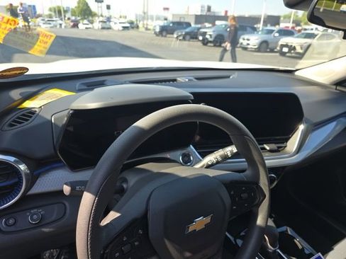 Used 2025 Chevrolet Trax LT FWD image 10