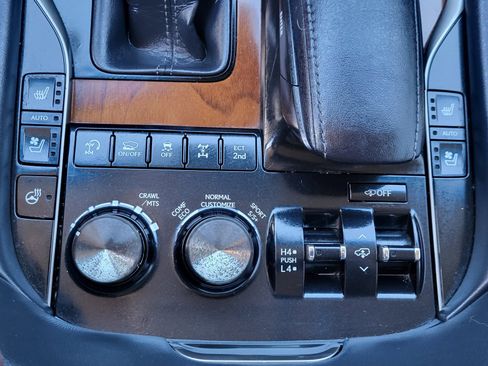 Used 2019 Lexus LX 570 4WD w/ Luxury Package image 34