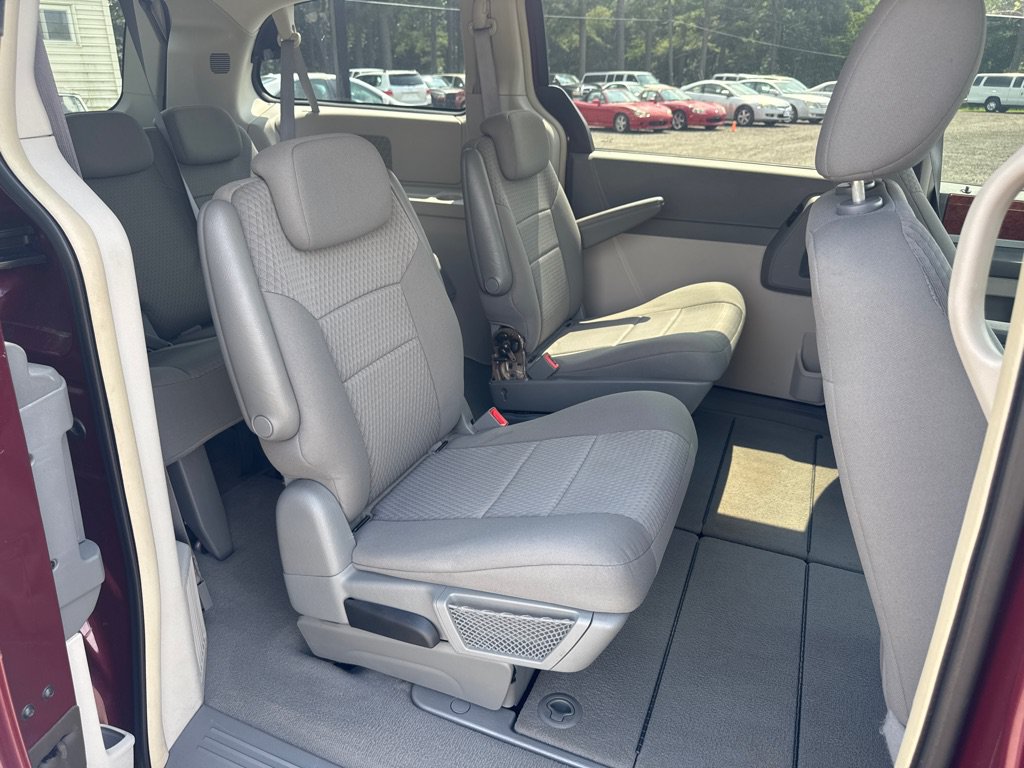 Used 2009 Chrysler Town & Country Touring FWD image 23