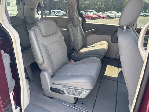 Used 2009 Chrysler Town & Country Touring FWD image 23