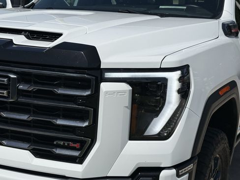 Used 2024 GMC Sierra 2500 AT4 w/ AT4 Premium Plus Package AWD/4WD image 11