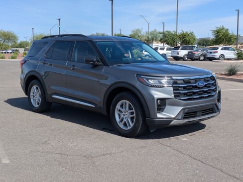 Used 2025 Ford Explorer Active w/ Active Comfort Package RWD image 8