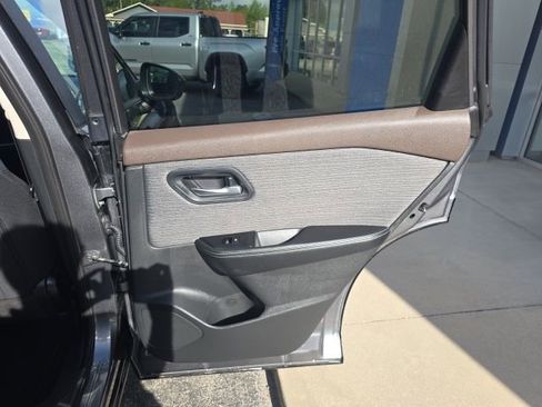 Used 2023 Nissan Rogue SV image 37