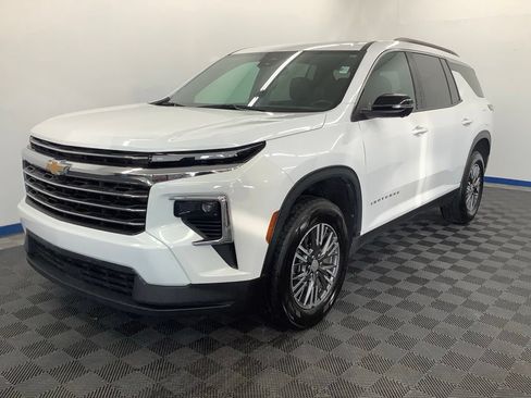 Used 2024 Chevrolet Traverse LT FWD image 1
