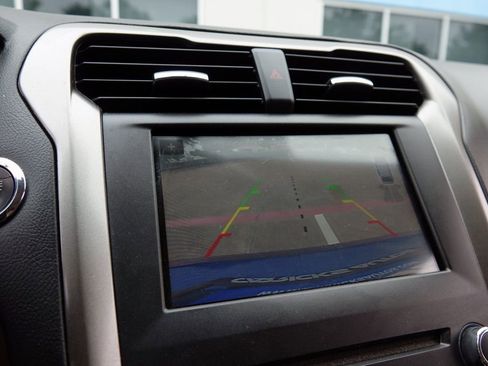 Used 2018 Ford Fusion SE w/ Fusion SE Technology Package image 10