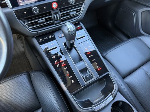 Certified 2024 Porsche Macan image 34