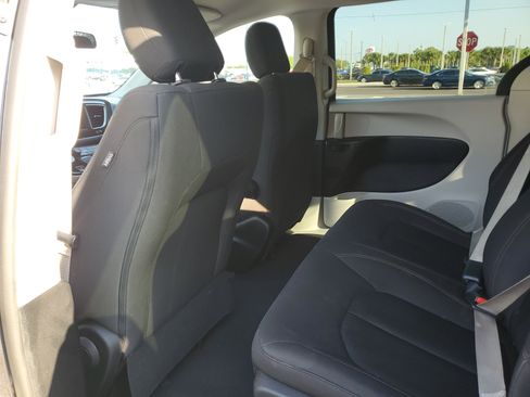 Used 2018 Chrysler Pacifica L image 8
