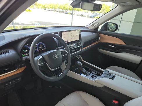 Certified 2025 Toyota Grand Highlander AWD Hybrid image 12