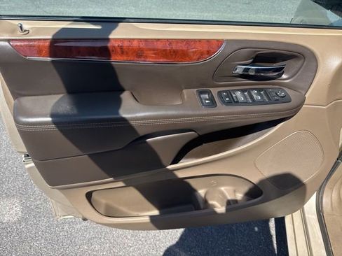 Used 2012 Chrysler Town & Country Touring-L w/ Premium Group FWD image 17