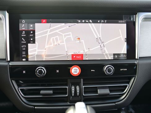 Certified 2026 Porsche Macan AWD/4WD image 30