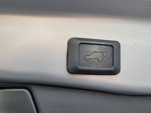 Used 2021 Toyota RAV4 XLE Premium image 12