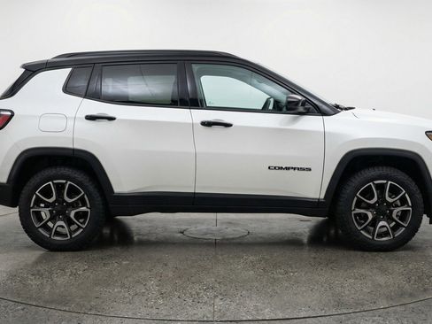 Used 2025 Jeep Compass Trailhawk AWD/4WD image 11