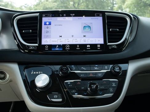 Used 2023 Chrysler Pacifica Touring-L FWD image 11