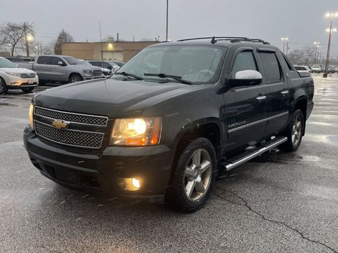 Used 2013 Chevrolet Avalanche LTZ image 3