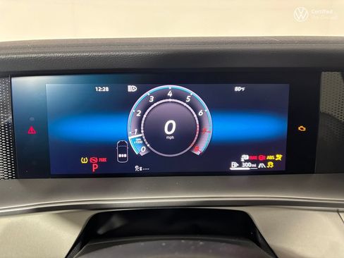 Used 2025 Volkswagen Tiguan SE AWD/4WD image 19