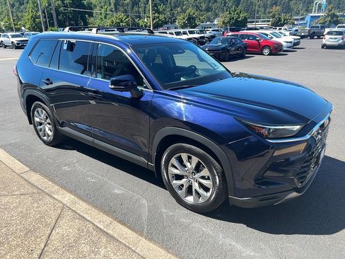 Used 2024 Toyota Grand Highlander AWD image 4