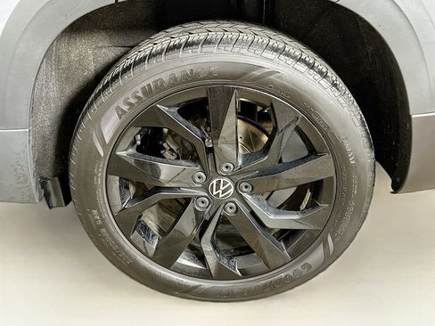 Used 2023 Volkswagen Taos SE w/ Panoramic Sunroof Package image 11