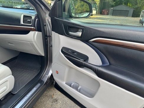 Used 2015 Toyota Highlander Limited image 12
