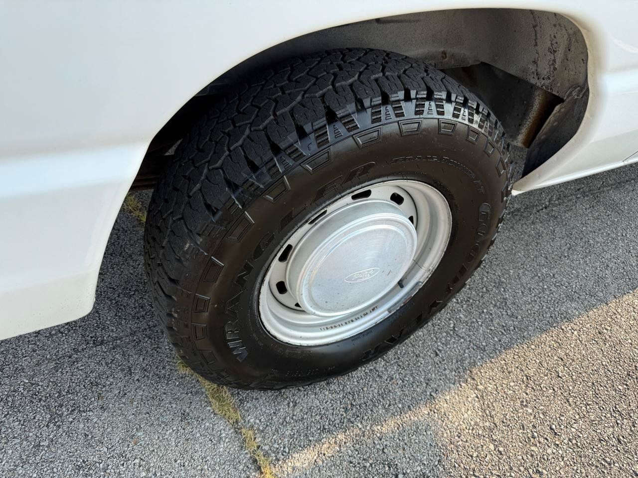 Used 2002 Ford E-150 and Econoline 150 Wagon RWD image 22