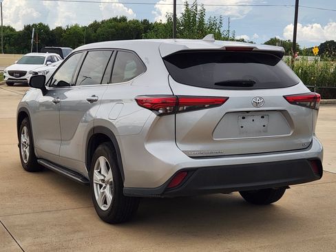 Used 2021 Toyota Highlander LE FWD image 6