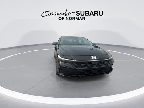 Used 2025 Hyundai Elantra Limited FWD image 3