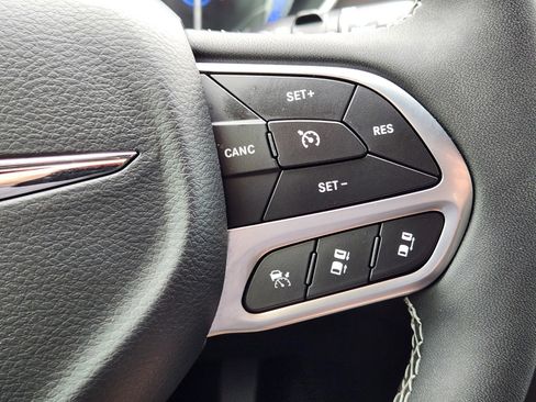 Used 2025 Chrysler Pacifica Select image 23