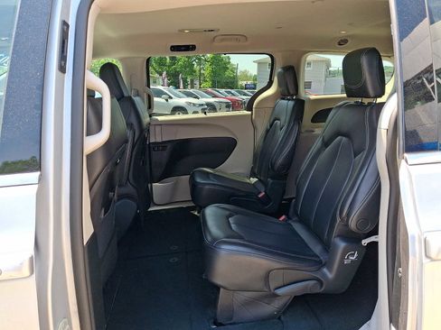 Used 2023 Chrysler Pacifica Touring-L FWD image 10