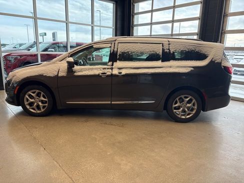 Used 2019 Chrysler Pacifica Touring-L w/ Tire & Wheel Group image 8