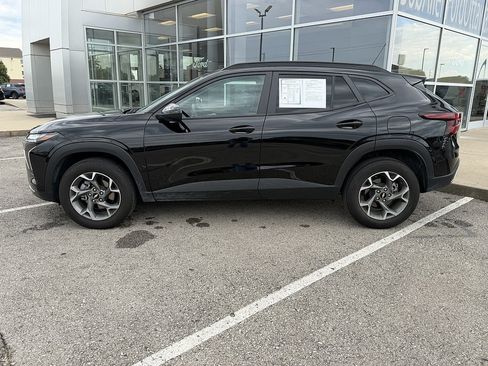 Used 2025 Chevrolet Trax LT FWD image 2