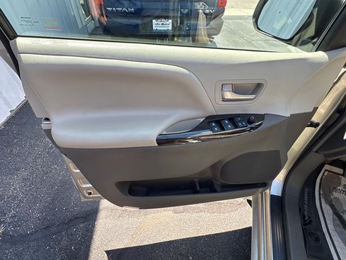 Used 2017 Toyota Sienna XLE w/ XLE Navigation Package FWD image 8