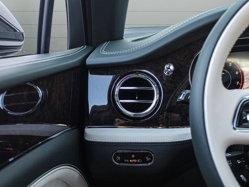 Certified 2024 Bentley Bentayga Extended Wheelbase AWD/4WD image 40