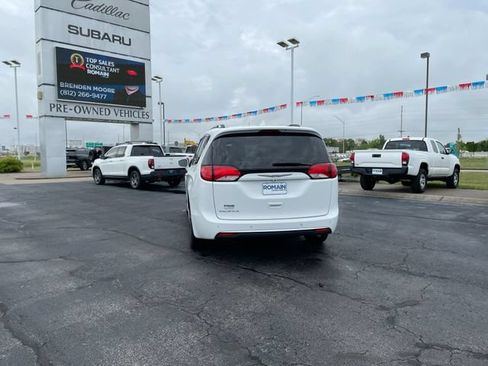 Used 2017 Chrysler Pacifica Touring-L Plus FWD image 4