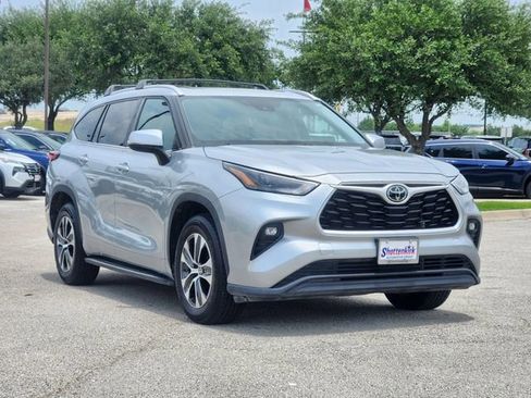Used 2022 Toyota Highlander XLE image 2