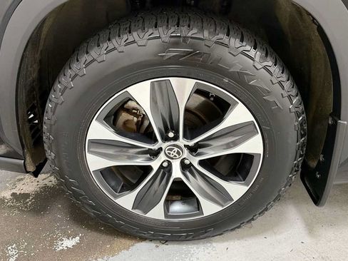 Used 2020 Toyota Highlander XLE AWD/4WD image 10