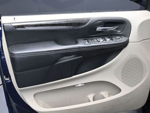 Used 2012 Chrysler Town & Country Touring-L w/ Entertainment Group #2 FWD image 10