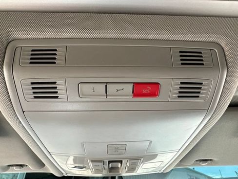 Used 2019 Volkswagen Tiguan SEL FWD image 12