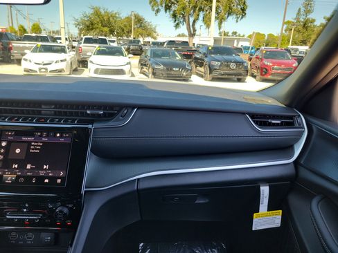 New 2025 Jeep Grand Cherokee Altitude image 9