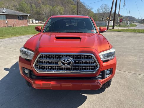 Used 2017 Toyota Tacoma TRD Sport w/ Premium & Technology Package image 3