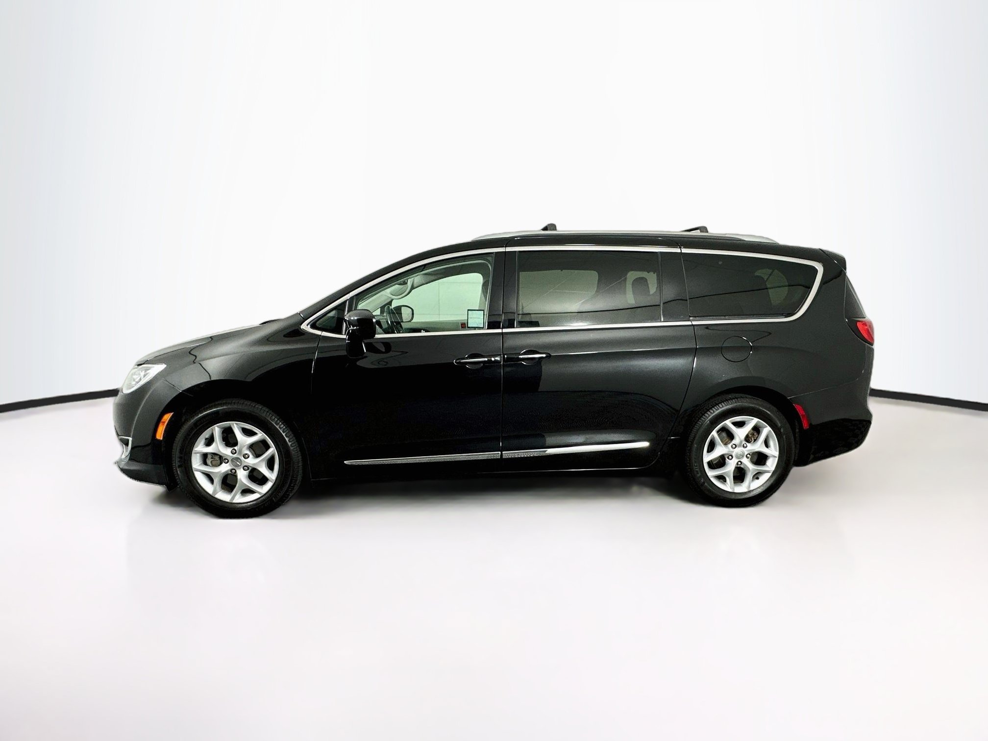 Used 2020 Chrysler Pacifica Touring-L w/ Tire & Wheel Group FWD image 4