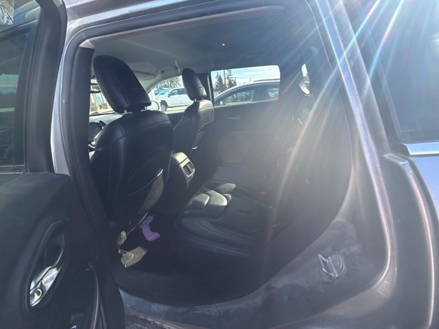 Used 2019 Jeep Cherokee Limited w/ Technology Group AWD/4WD image 5