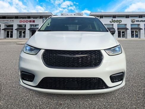 Used 2024 Chrysler Pacifica Touring-L w/ Road Tripper Package image 3