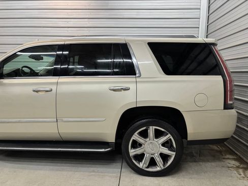 Used 2016 Cadillac Escalade Luxury AWD/4WD image 5