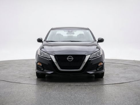 Used 2025 Nissan Altima 2.5 SV FWD image 2
