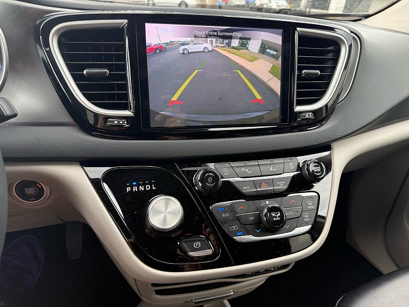 Used 2023 Chrysler Pacifica Touring-L FWD image 24